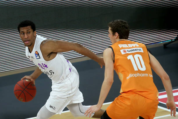 保持防线稳 保持防线稳